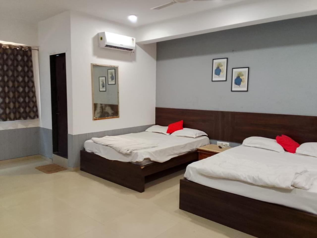 Infinity Rooms & Banquet Surat Exterior foto