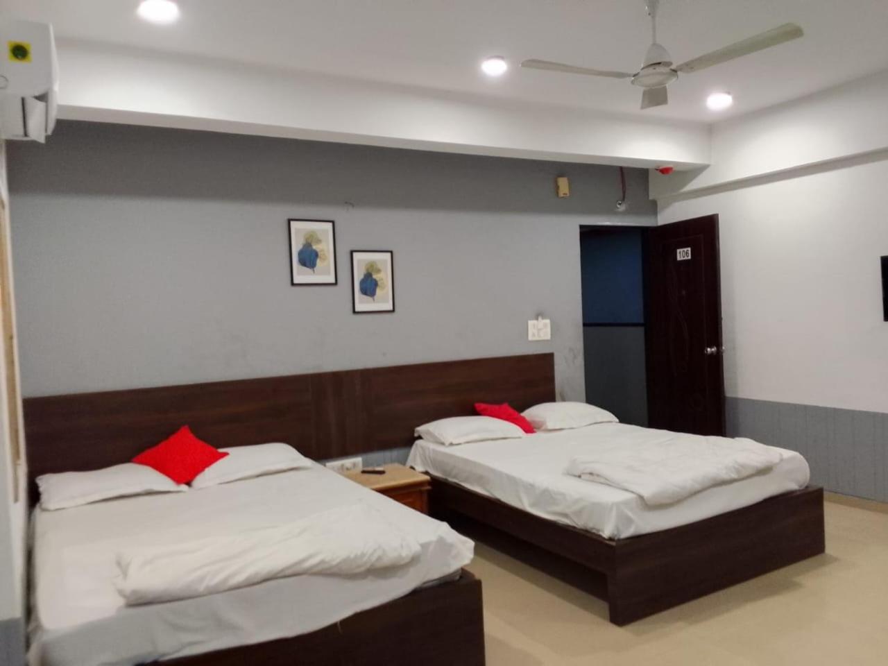 Infinity Rooms & Banquet Surat Exterior foto