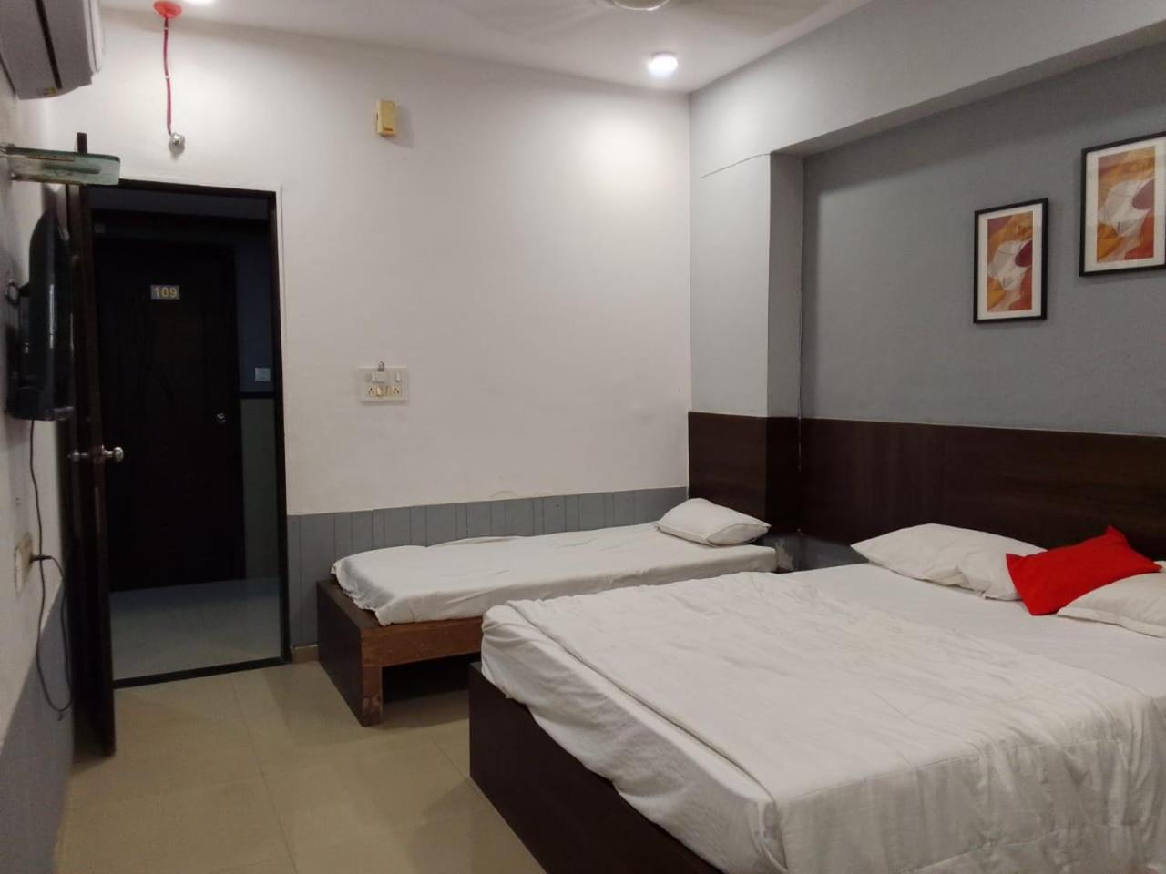 Infinity Rooms & Banquet Surat Exterior foto